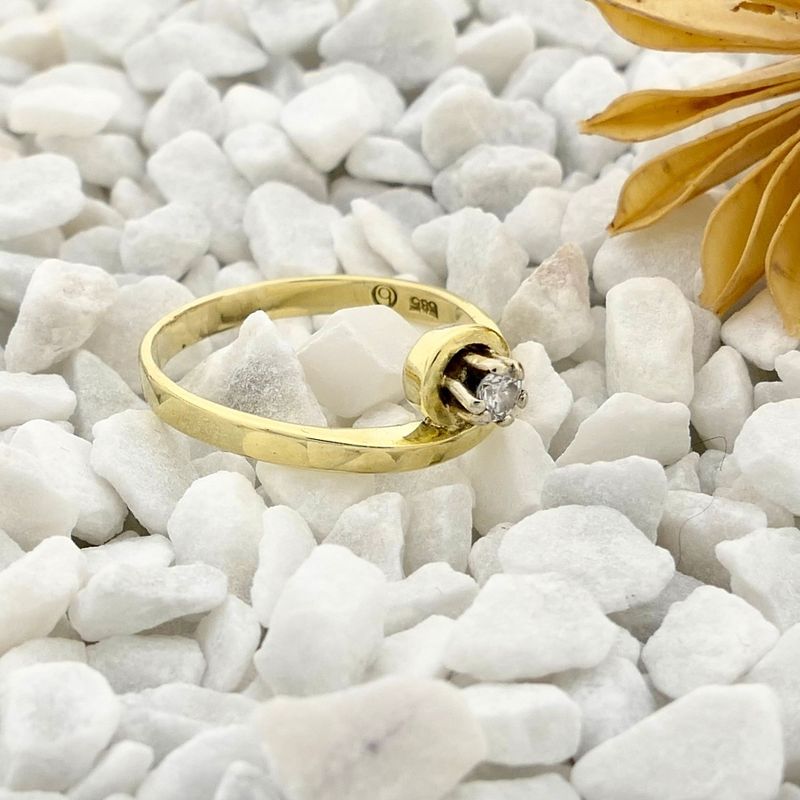 Image 2 of Golden solitaire ring with diamond; 0.11 ct.
