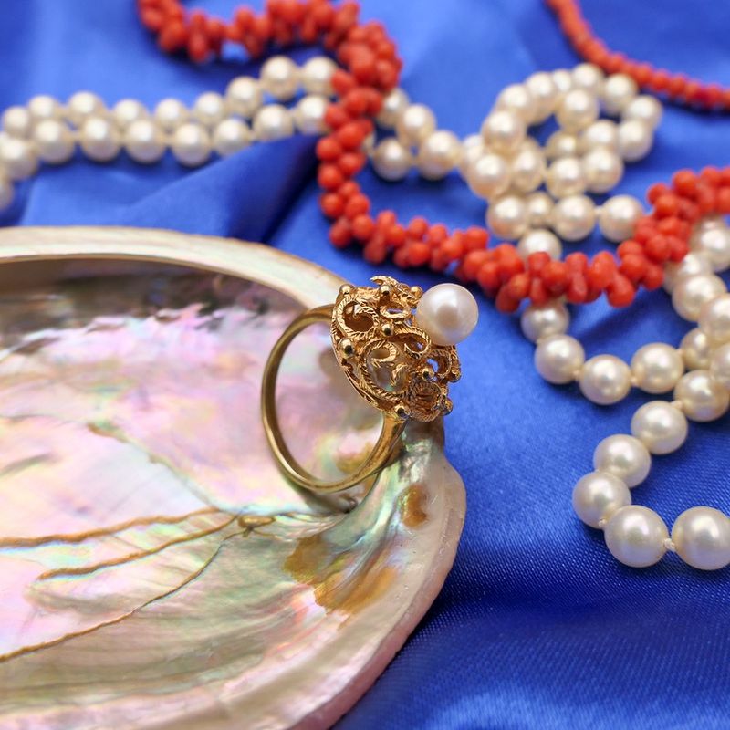 Image 2 of Gold ring with pearl