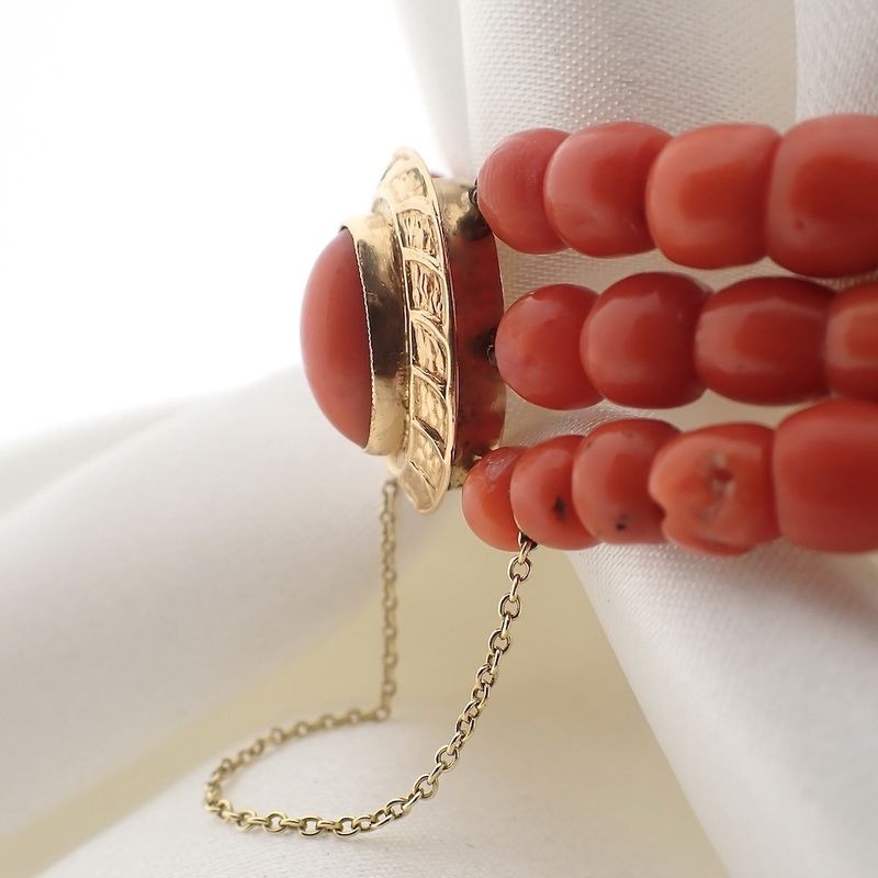 Image 3 of Red coral beads bracelet with gold clasp; Antique | Ø 64mm