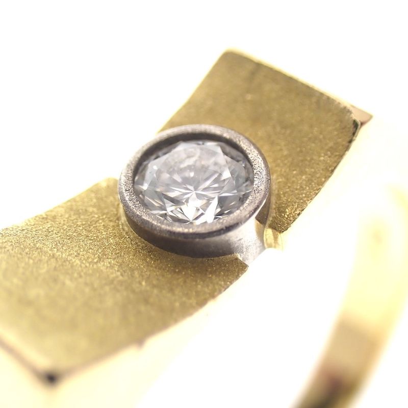 Image 4 of Gold solitaire ring with diamond; 0.15 ct.