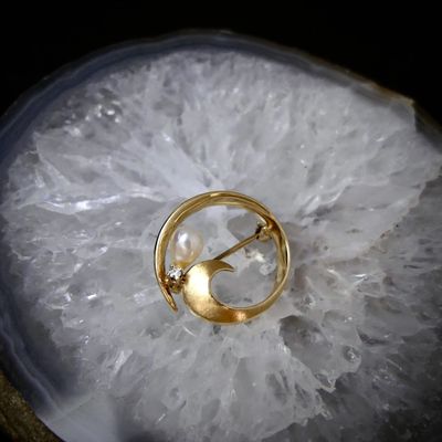 Image 2 of Gold brooch with pearl and diamonds | 0.02 ct.