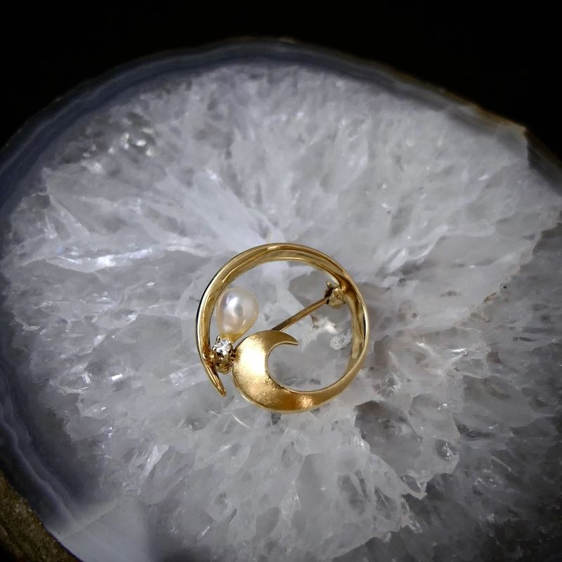 Image 2 of Gold brooch with pearl and diamonds | 0.02 ct.