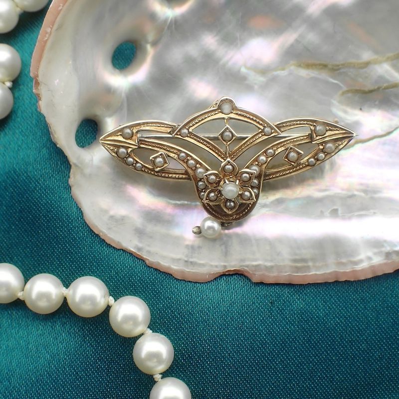 Image 7 of Antique gold Victorian brooch with pearls