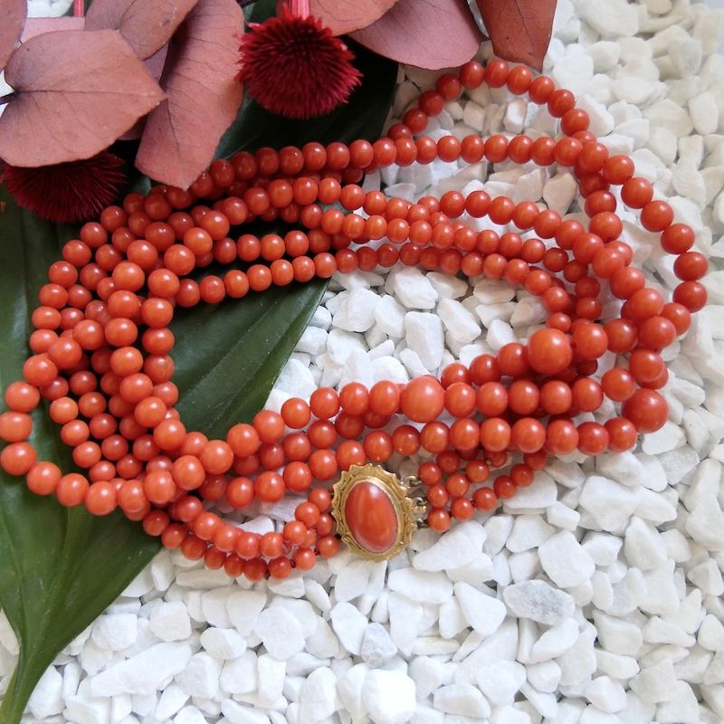 Image 9 of Blood coral bead necklace with gold clasp; Antique | 45 cm
