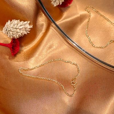 Gold Figaro link bracelet | 17.5 cm Image 2 of Gold Figaro link bracelet | 17.5 cm