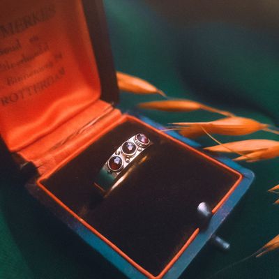 Image 2 of Gold ring with garnet stones | Vintage