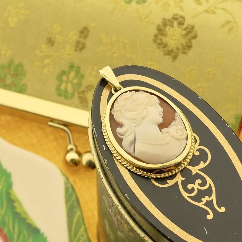 Image 2 of Vintage gold pendant with cameo