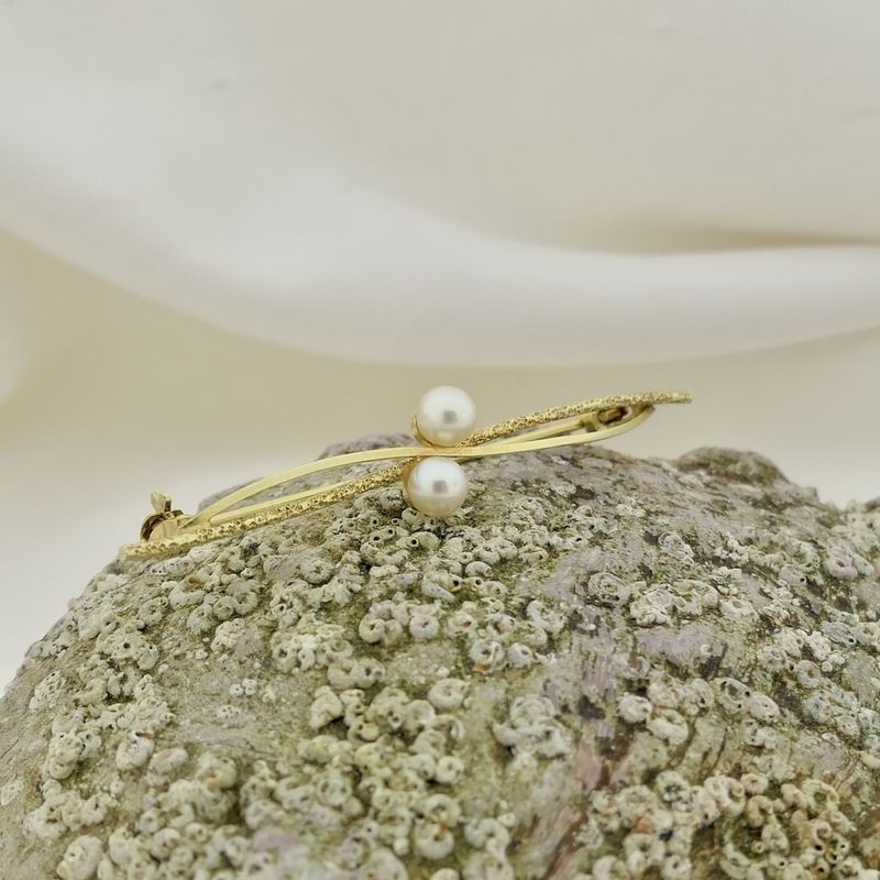 Image 7 of Vintage gold brooch with cultured pearls
