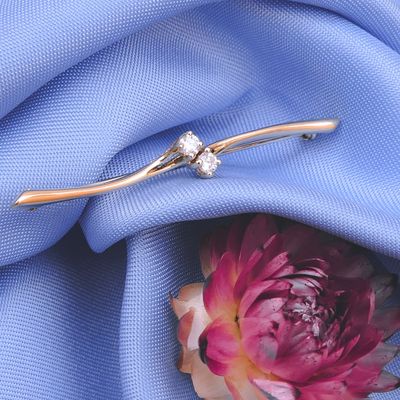 Image 2 of Gold brooch with diamonds; 0.08 ct.