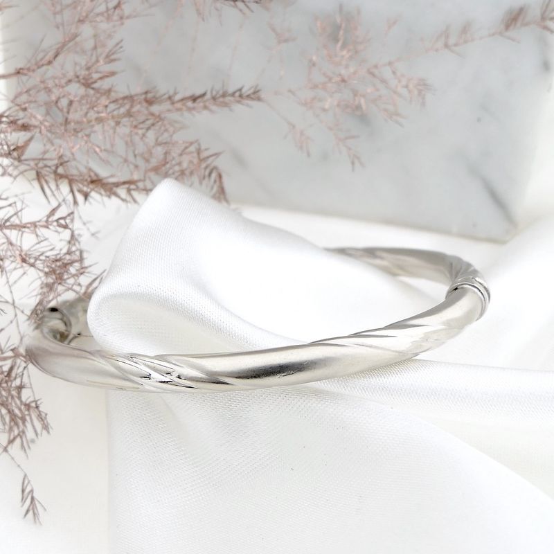 Image 2 of 18K white gold twisted bangle bracelet | Ø 60 mm