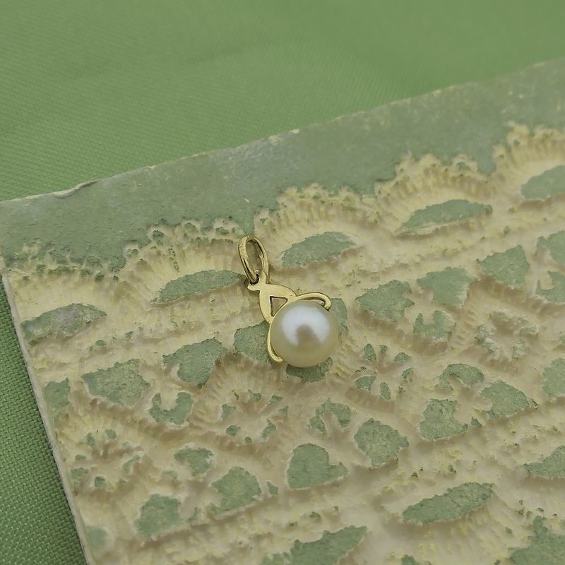Image 4 of Gold pendant with pearl