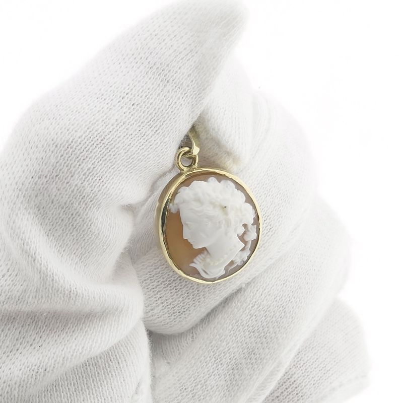 Image 6 of Gold pendant with cameo