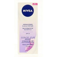 Foto van Nivea Essentials dagcreme sensitive SPF15