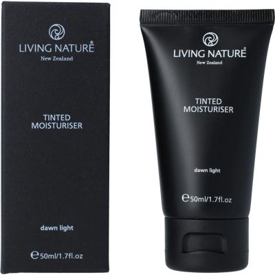 Foto van Living Nature Dawn light tinted moisturiser