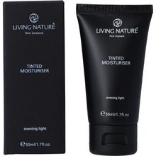 Foto van Living Nature Evening light tinted moisturiser