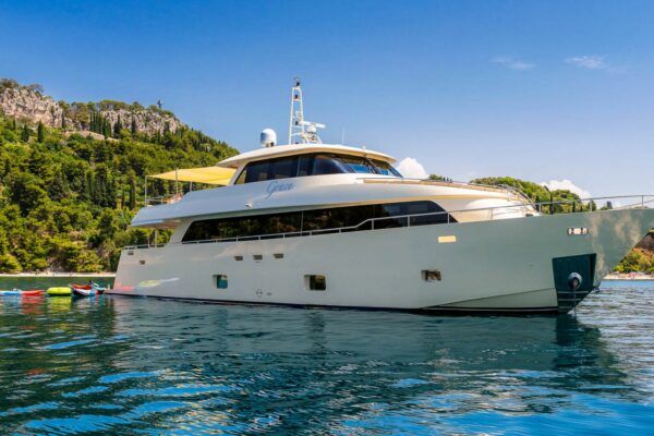 01--GRACE-on-anchor-starboard-side-4