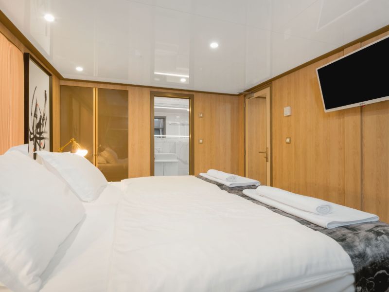 Agape Rose Luxury Mini Cruise Yacht (14)