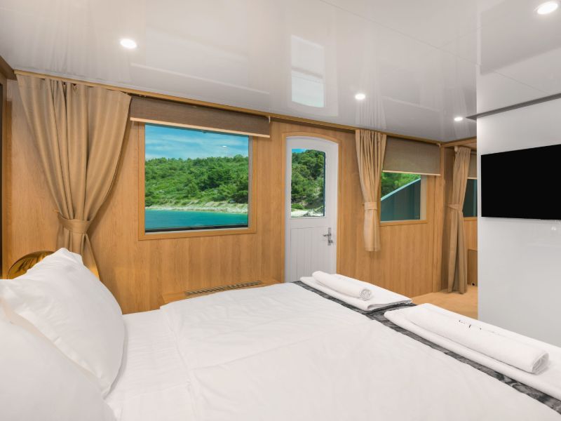 Agape Rose Luxury Mini Cruise Yacht (51)