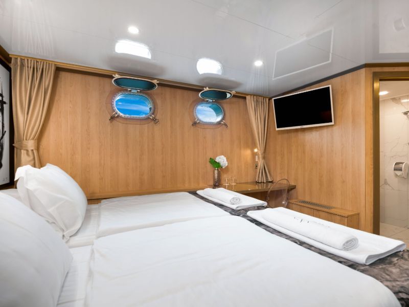 Agape Rose Luxury Mini Cruise Yacht (8)