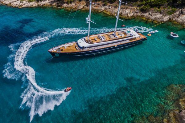 01-clase-azul-yacht-charter