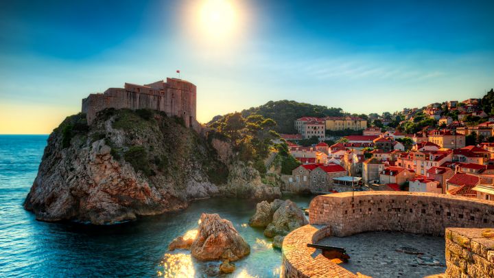The town walls of Dubrovnik are the reason why we can enjoy the city today. For centuries it kept the town safe from any intruders and is a well-known tourist attraction today – not only since Games of Thrones.