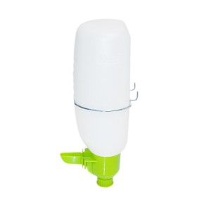 Adăpătoare detașabilă realizată din material plastic, cu un volum de 1 litru.