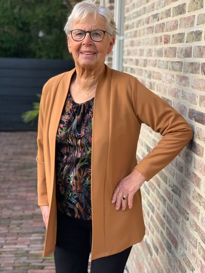 Foto van Ilona's loshangend vest camel