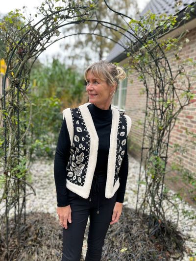 Foto van Ambika zwart wit gilet