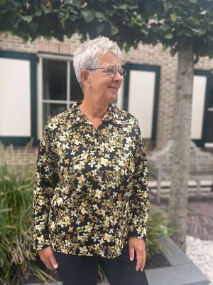 Foto van Ilona's poloshirt bloem groen