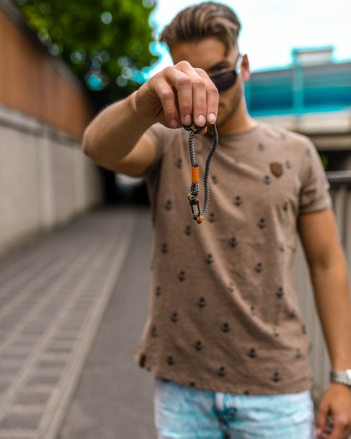 Bracelet Orlando Grey/Orange, worn by Jonas