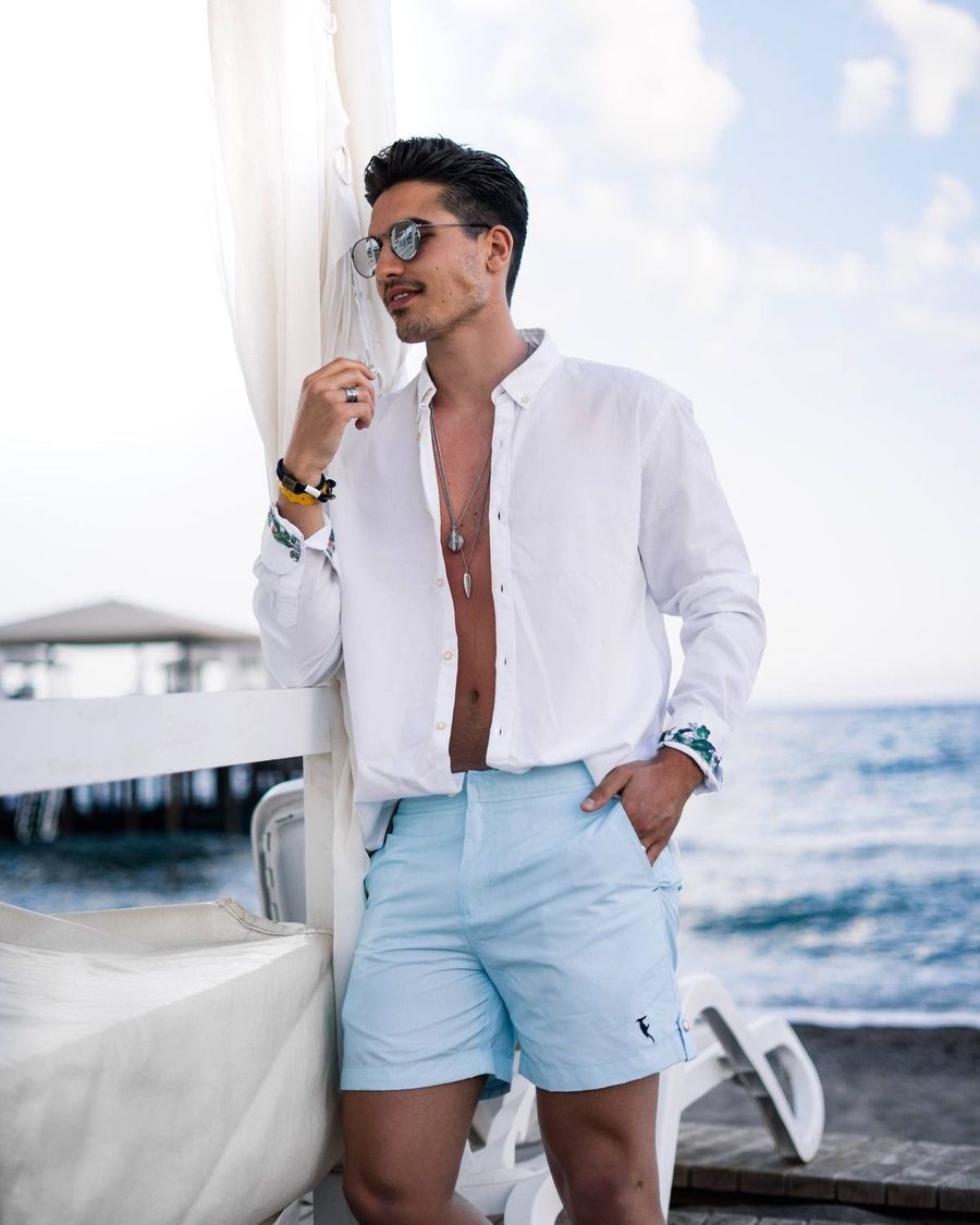 Mann in einem weißen Leinenhemd am Meer, in der Tampa Solid Sky Blue