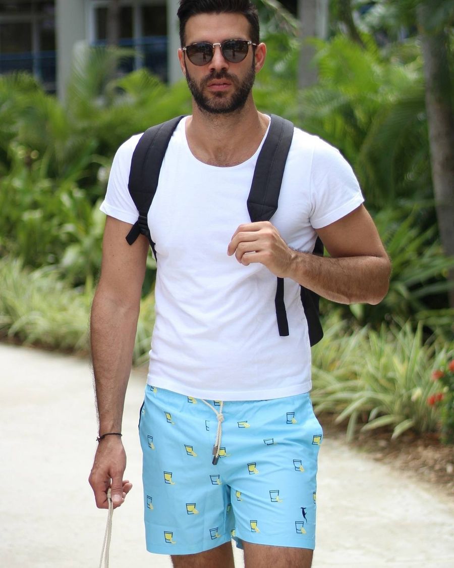 Mann mit weißem T-Shirt auf einem tropischen Pfad, in der Venice Tequila