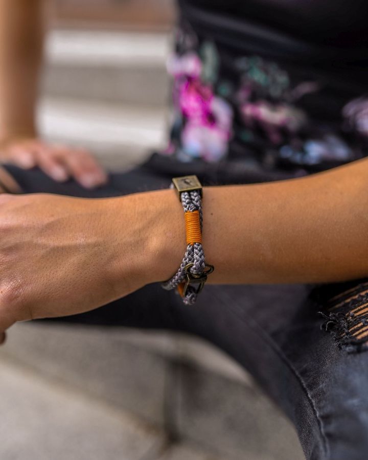Armband Orlando Grijs/Oranje, gedragen door Jonas