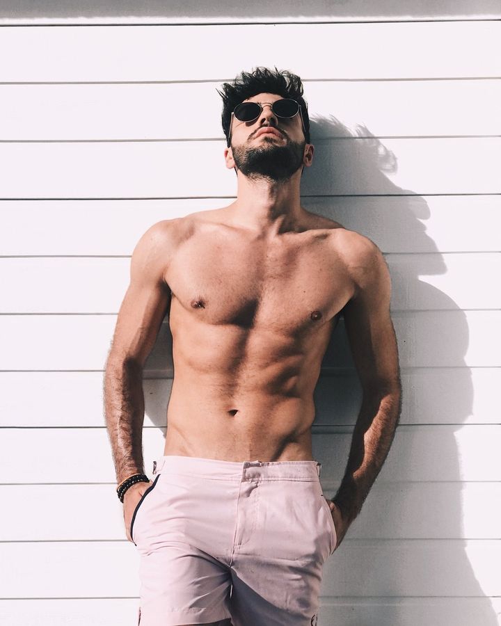 Tampa Solid Flamingo Pink, getragen von Diego