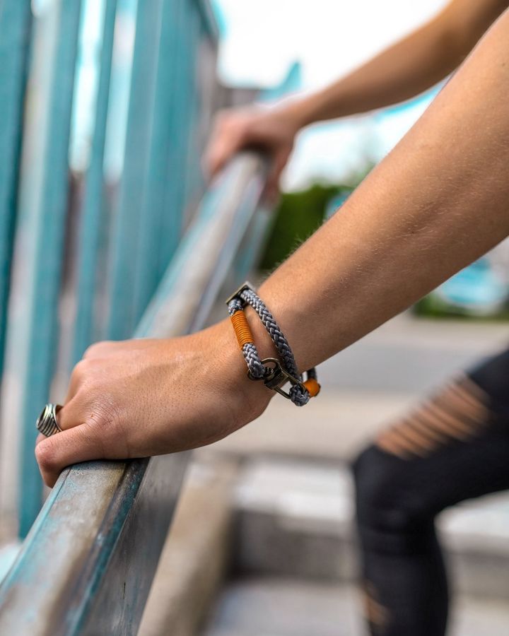 Orlando Armband Grau/Orange, getragen von Jonas