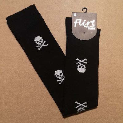 Foto van Flirt | Overknee sokken zwart met witte pirateskulls