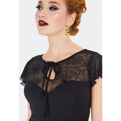 Foto van Voodoo Vixen | Zwarte top met spider web schouder- en halslijn en ruche mouwtjes