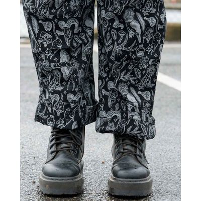 Foto van Rebel Romance | Tuinbroek Seek, zwart met mystieke prints van stretch katoen