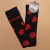 Afbeelding van Flirt | Zwarte overknee sokken met rode lippen
