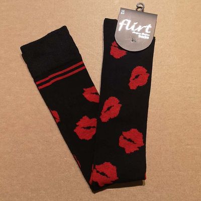 Foto van Flirt | Zwarte overknee sokken met rode lippen