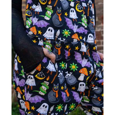 Foto van Run & Fly | Tuinbroek spooky Cauldron Cats print, van stretch denim