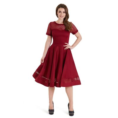 Foto van Dolly and Dotty | Swingjurk Tess, burgundy met kanten halslijn, korte mouwen en zoom-detail