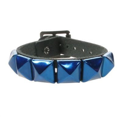 Bullet69 | Verstelbare leren armband met 1 rij metallic blauwe pyramide studs