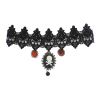 Afbeelding van Zacharia | Choker van zwart kant met rode diamant en Skull-cameo-hanger
