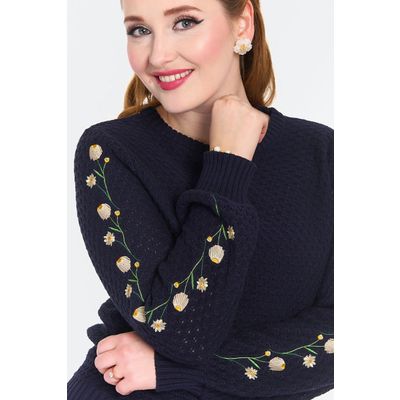 Foto van Voodoo Vixen | Blauwe trui met geborduurde bloemen op de mouwen 