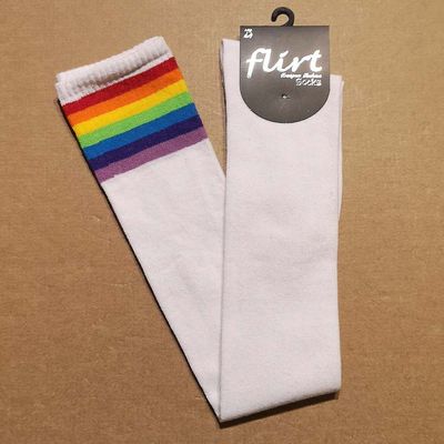 Flirt | Witte overknee sokken met regenboog rand kort