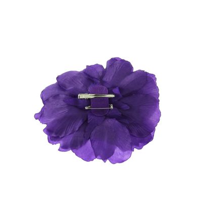 Foto van Zacharia | Grote platte paarse roos op haarklip en broche