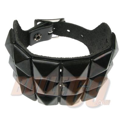 Foto van Bullet69 | Brede leren armband met 3 rijen zwarte pyramide studs