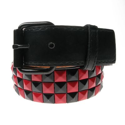 Foto van Bullet69 | Zwarte rood geblokte PVC riem 38mm met een 3 dubbele rij piramide studs
