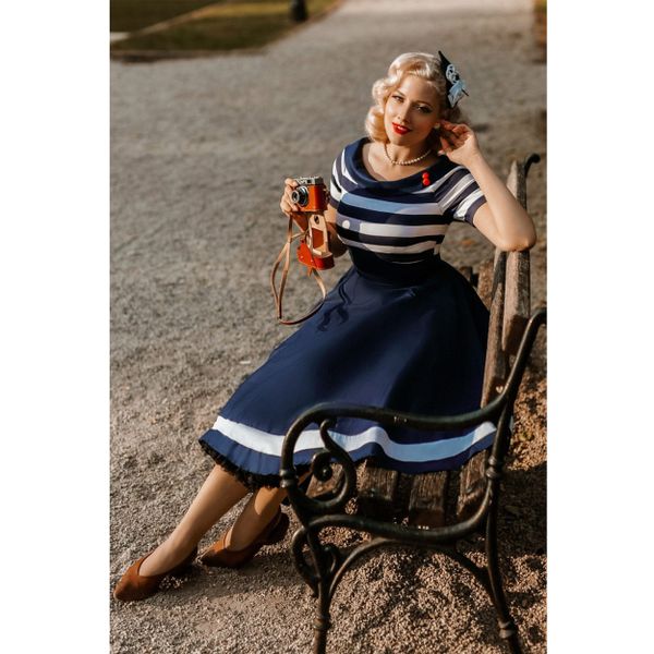 Dolly and Dotty | Jaren '50 jurk Darlene, blauw wit gestreept lijfje en witte baan bij de zoom